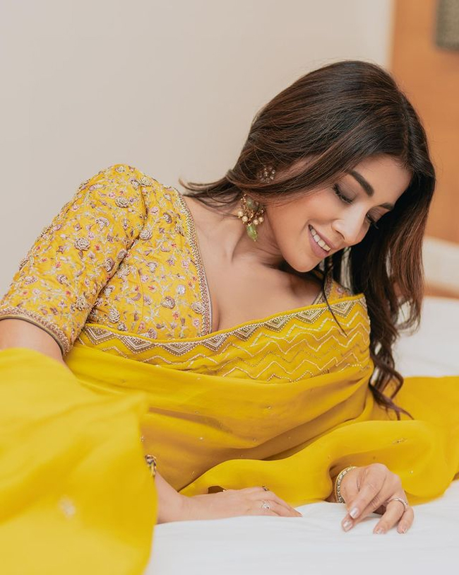 Shriya Saran Pulls Of The Vintage Fashion